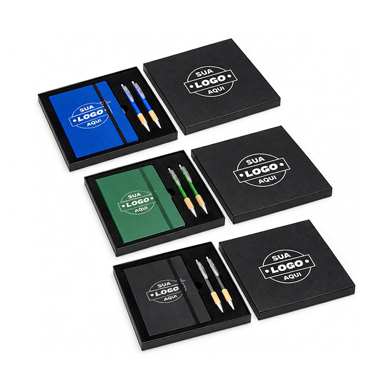 Kit executivo com três peças, composto por uma caderneta, uma caneta e uma lapiseira. A caderneta possui capa dura em papelão reforçado, fechamento em elástico, cerca de 82 folhas pautadas, bloco de folhas amarelas e outro com marcadores autoadesivos coloridos. A caneta e a lapiseira contam com corpo em plástico e detalhes em bambu. Além disso, a caneta possui carga esferográfica azul de 1,0 mm, enquanto a lapiseira dispõe de grafite de 0,7 mm. Acompanha caixa em papelão com berço em plástico para guardar os itens do conjunto.

Altura :  20,8 cm

Largura :  20,8cm

Profundidade :  2 cm

Medidas aproximadas para gravação (CxL):  17 cm x 10 cm (bloco de anotações)


